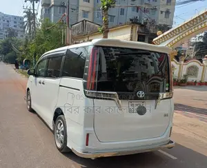 Toyota Esquire hybrid 2018