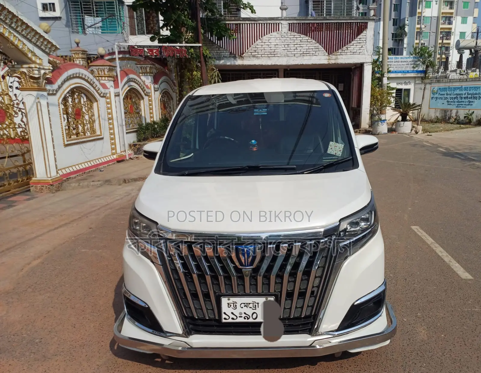 Toyota Esquire hybrid 2018