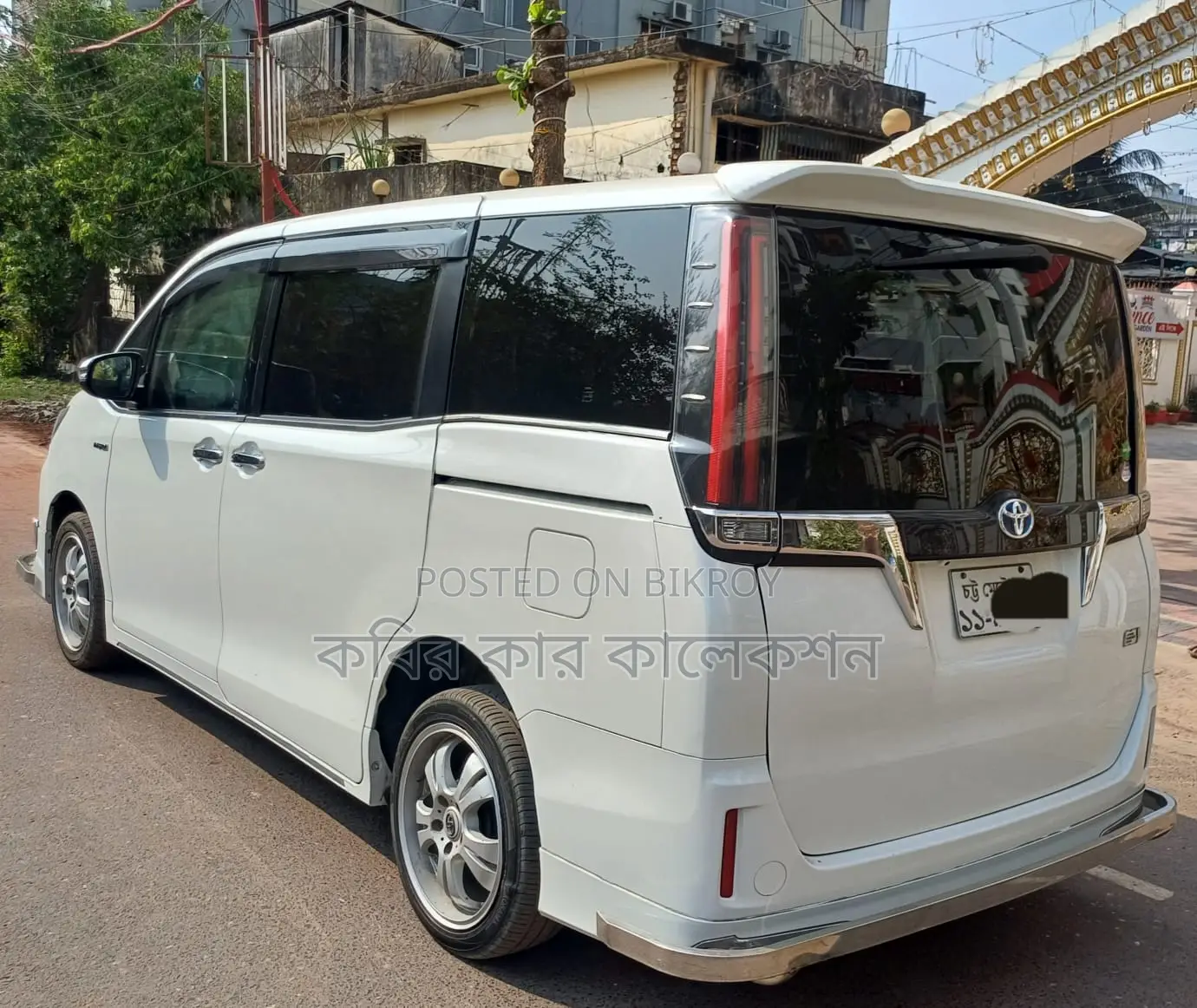 Toyota Esquire hybrid 2018