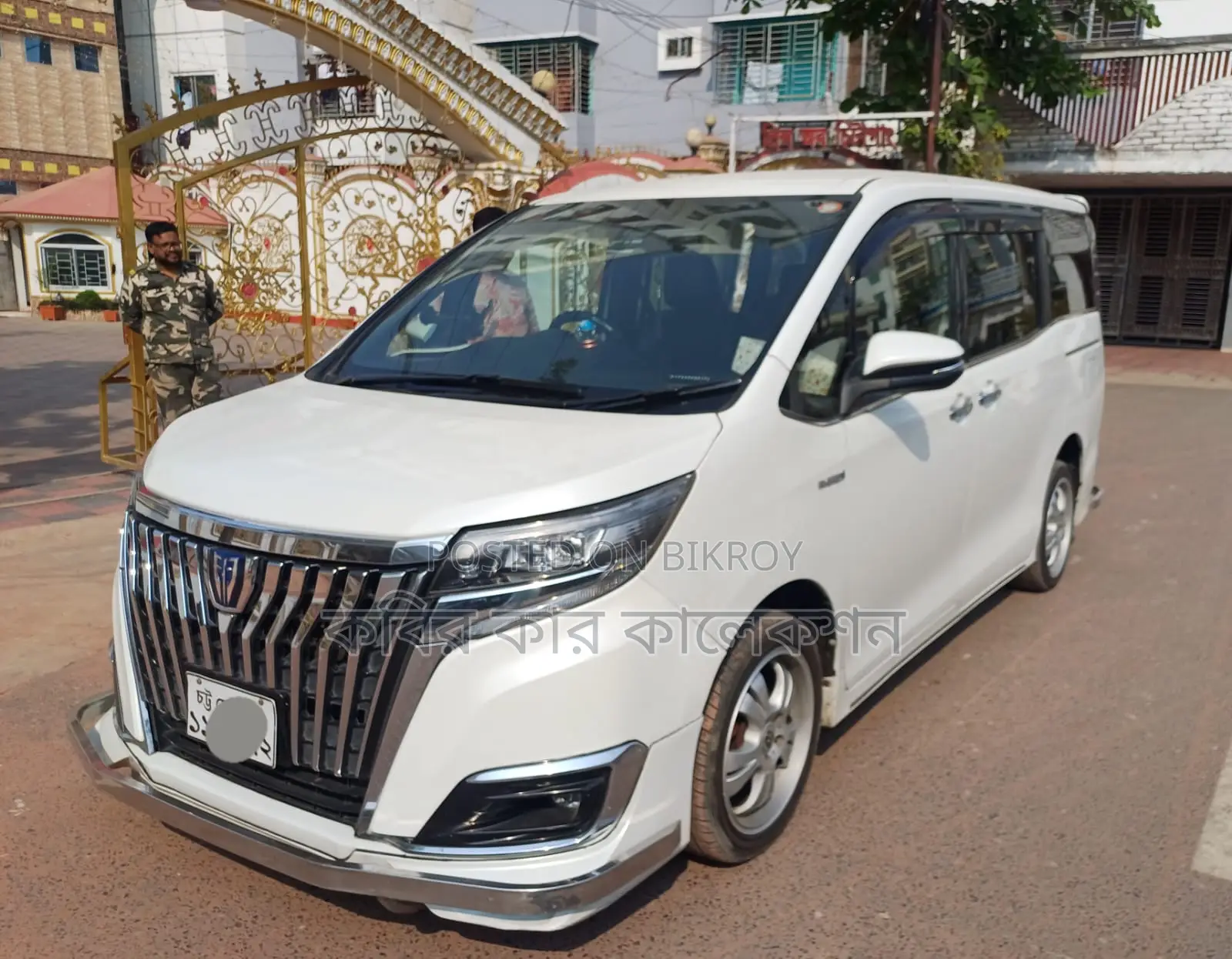 Toyota Esquire hybrid 2018