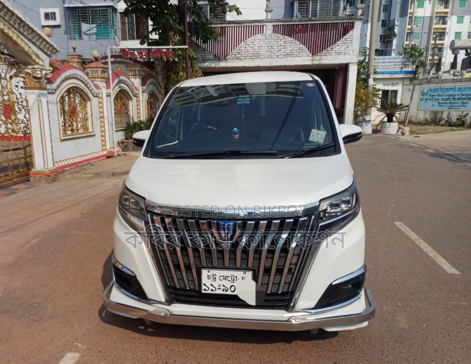 Toyota Esquire hybrid 2018