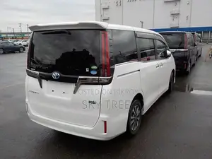 Toyota Esquire Gi Pre. Package 2020