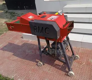 Grass and straw cutting machine