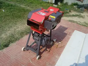 Grass and straw cutting machine