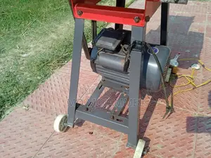 Grass and straw cutting machine