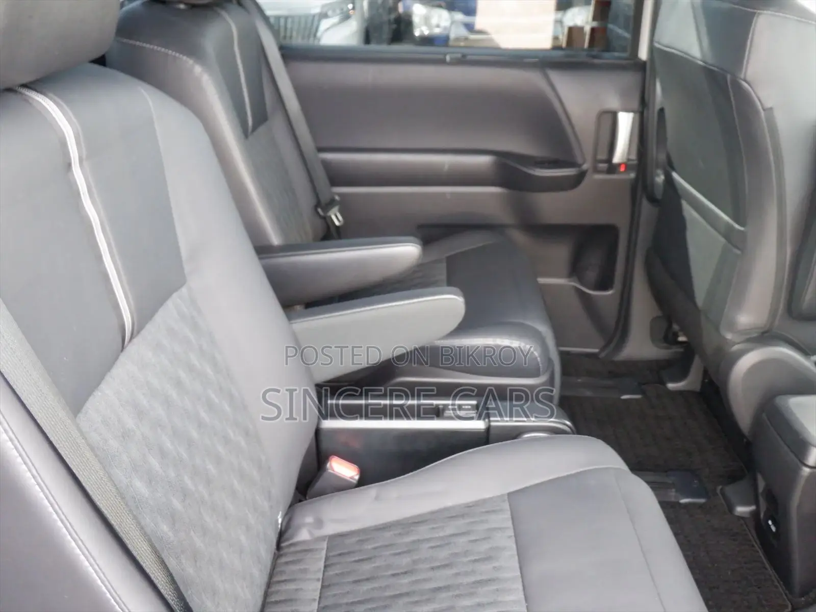 Toyota Noah SZ. 4.5. GRADE 2022
