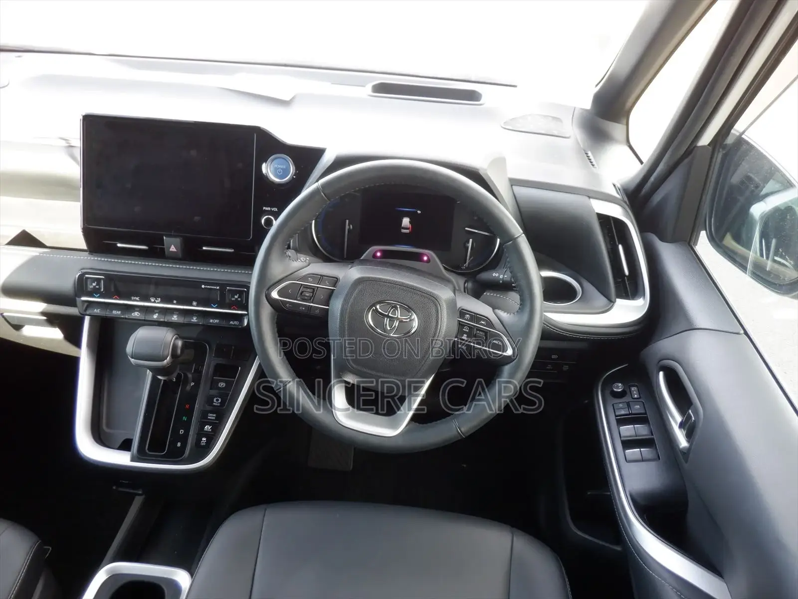 Toyota Noah SZ. 4.5. GRADE 2022