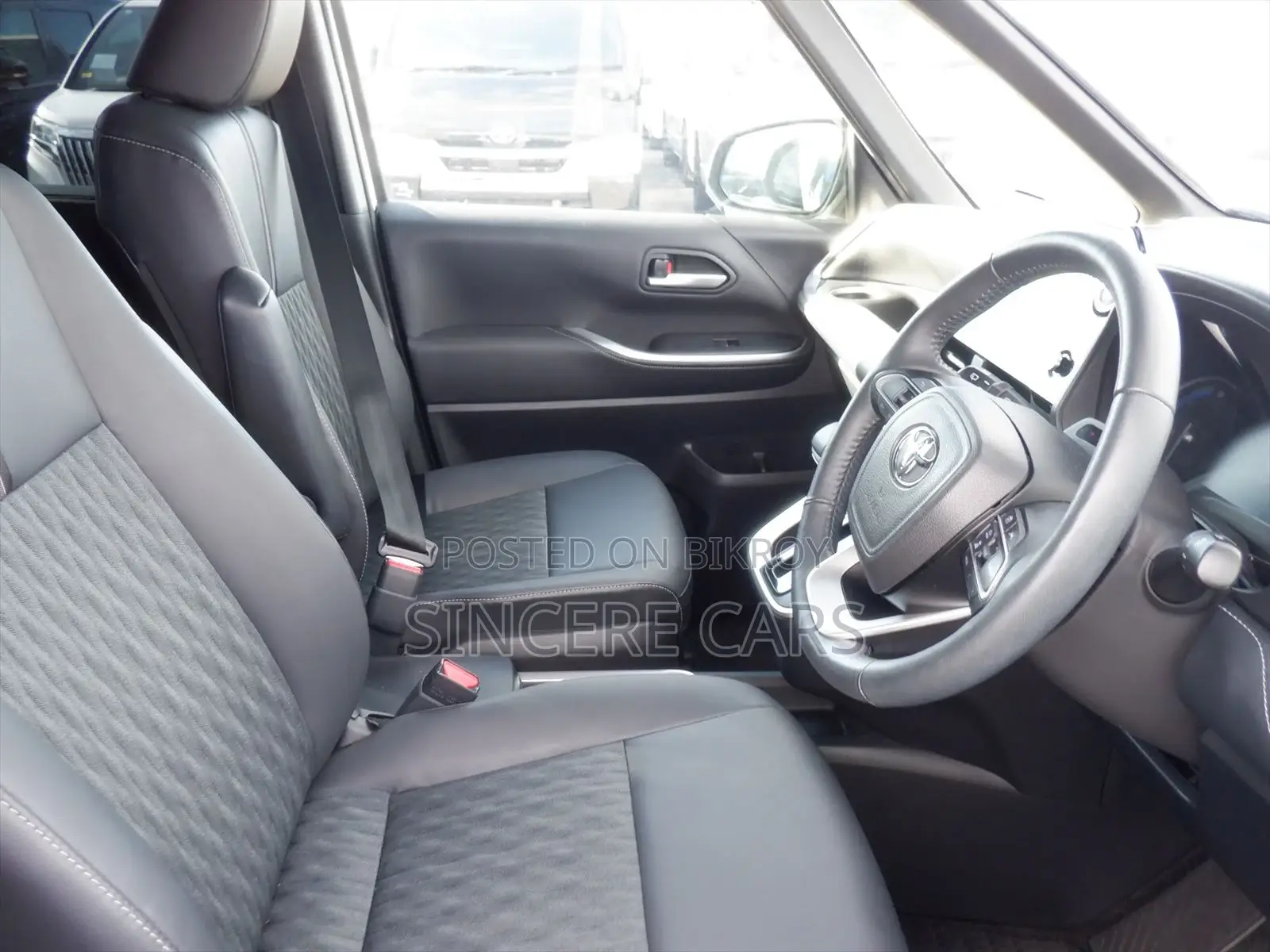 Toyota Noah SZ. 4.5. GRADE 2022
