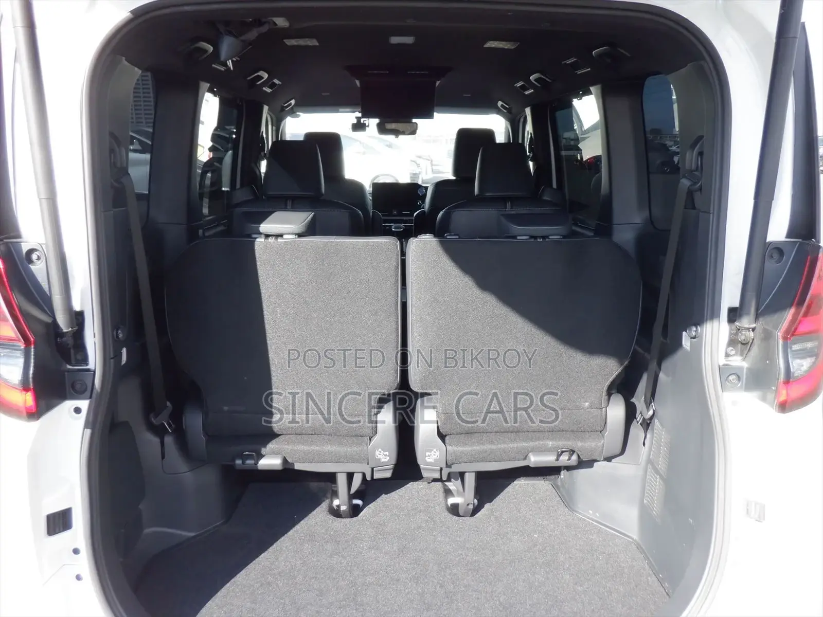 Toyota Noah SZ. 4.5. GRADE 2022