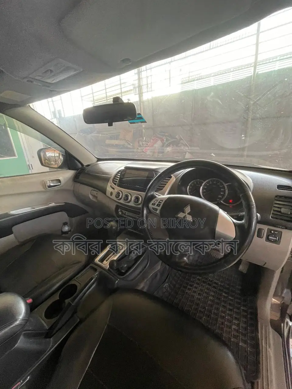 Mitsubishi L200 gray 2010