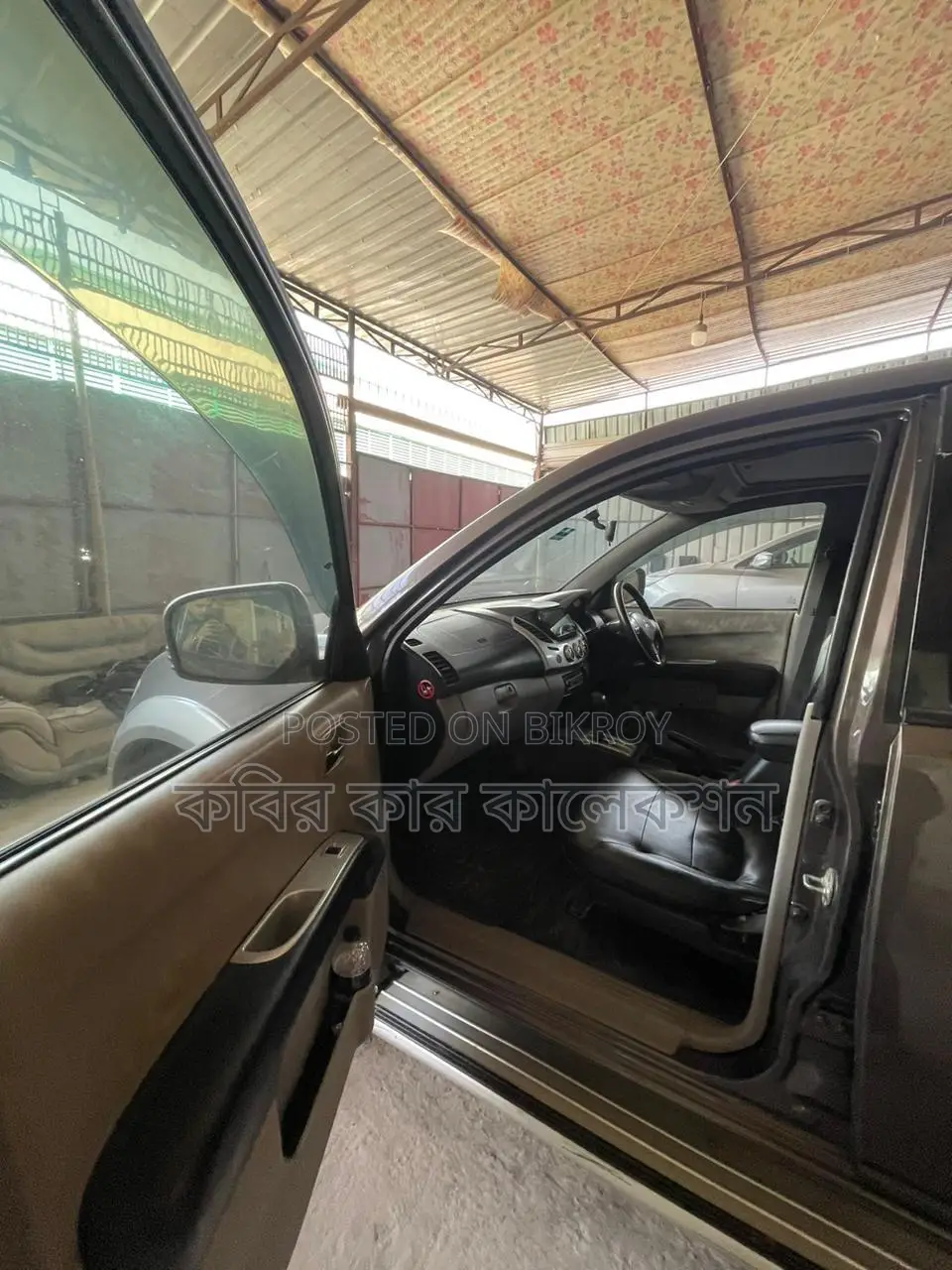 Mitsubishi L200 gray 2010