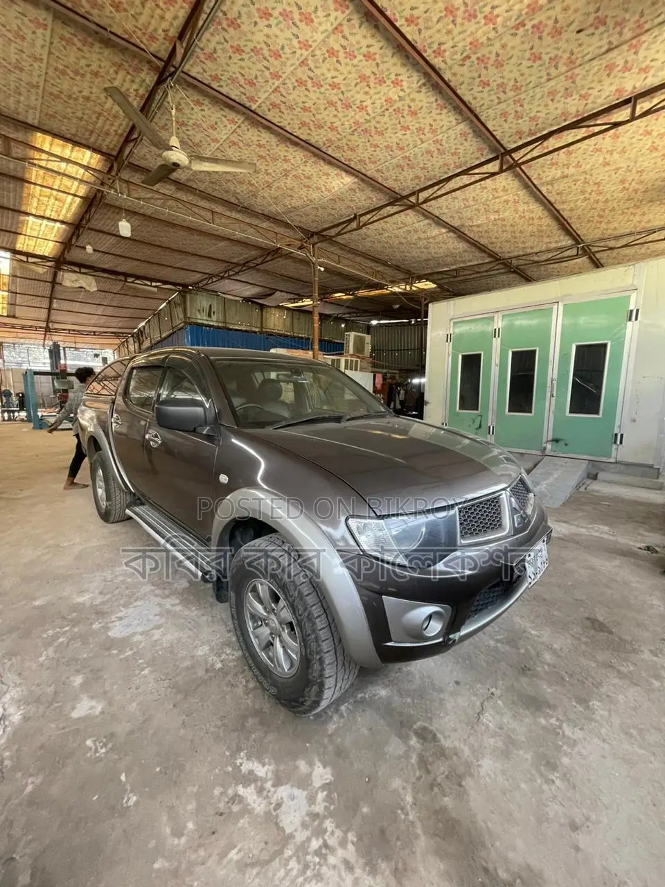 Mitsubishi L200 gray 2010