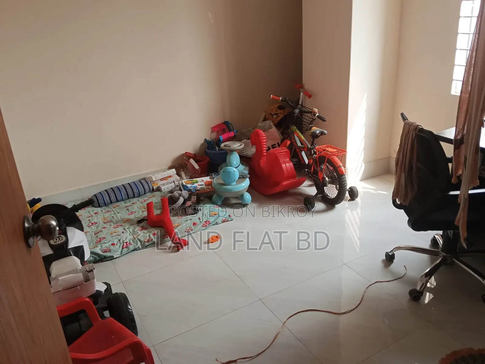 READY FLAT @ 1050 SFT DHAKA UDDAN.6 MONTH USED.