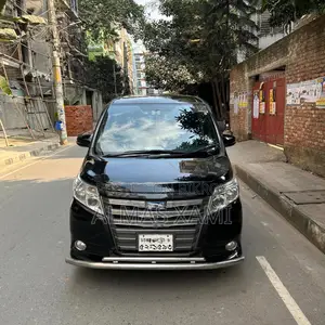 Toyota Noah Hybrid 2016