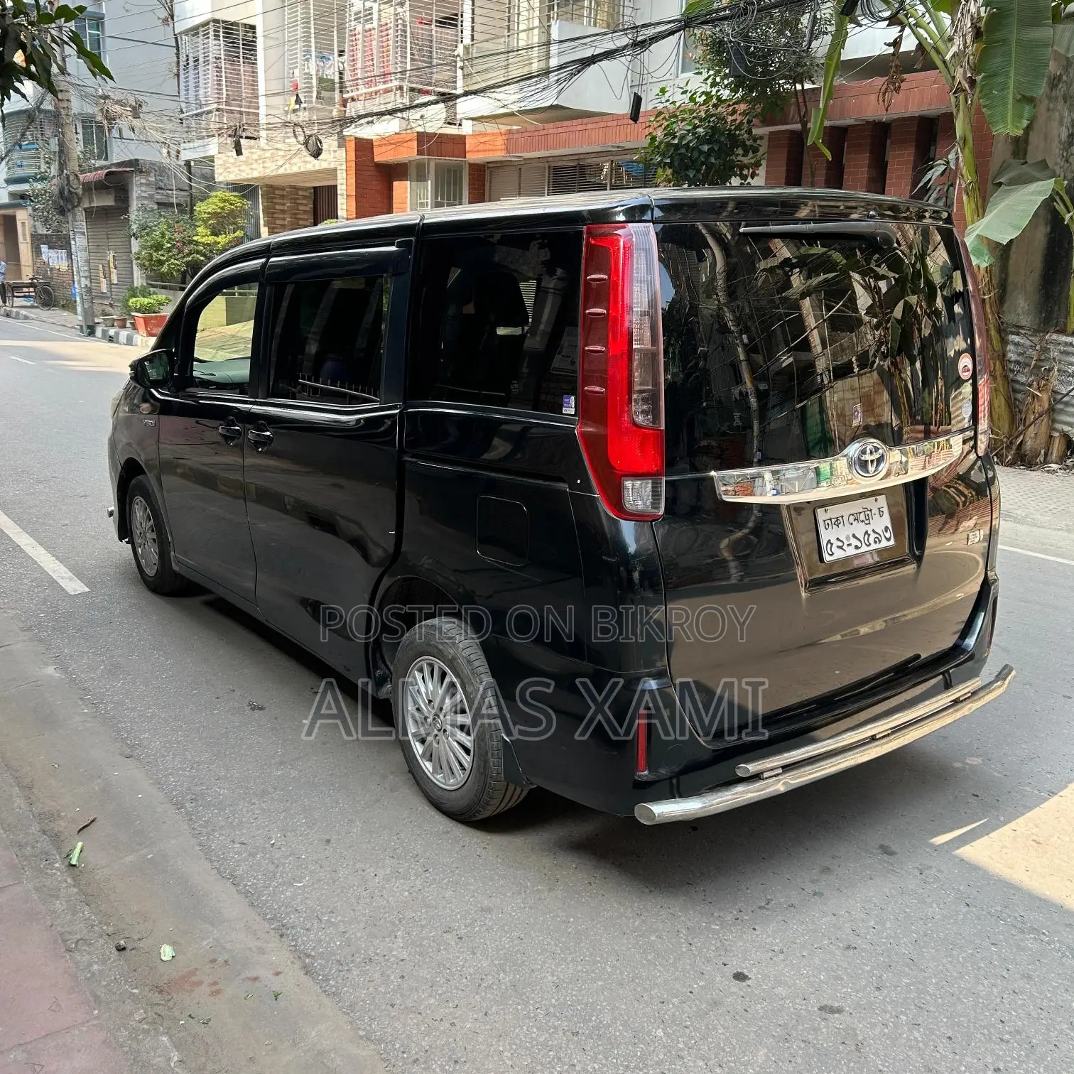 Toyota Noah Hybrid 2016