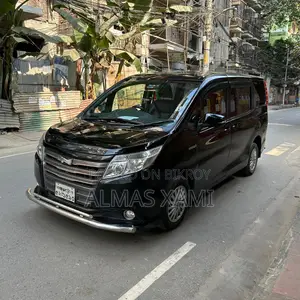 Toyota Noah Hybrid 2016