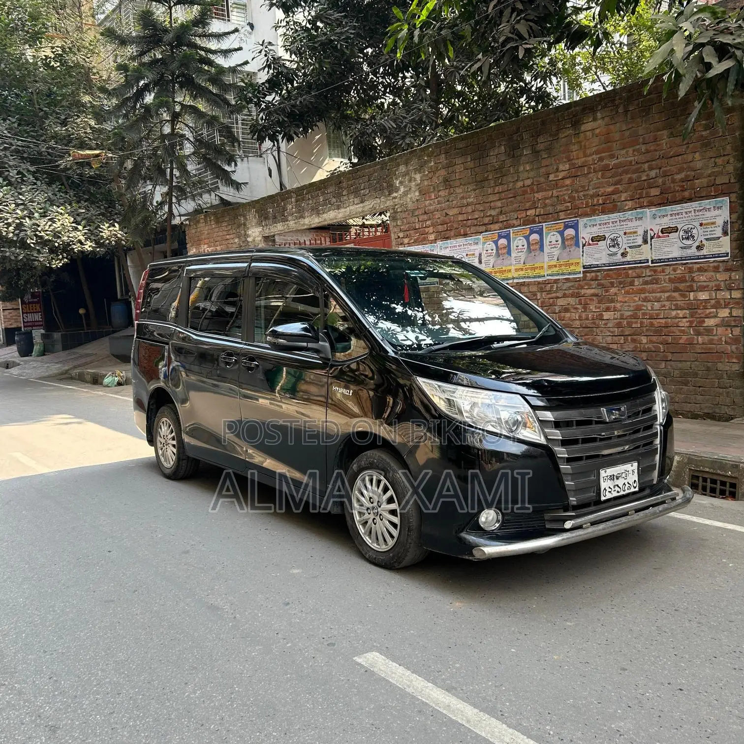 Toyota Noah Hybrid 2016