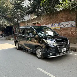 Toyota Noah Hybrid 2016