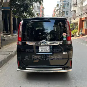 Toyota Noah Hybrid 2016