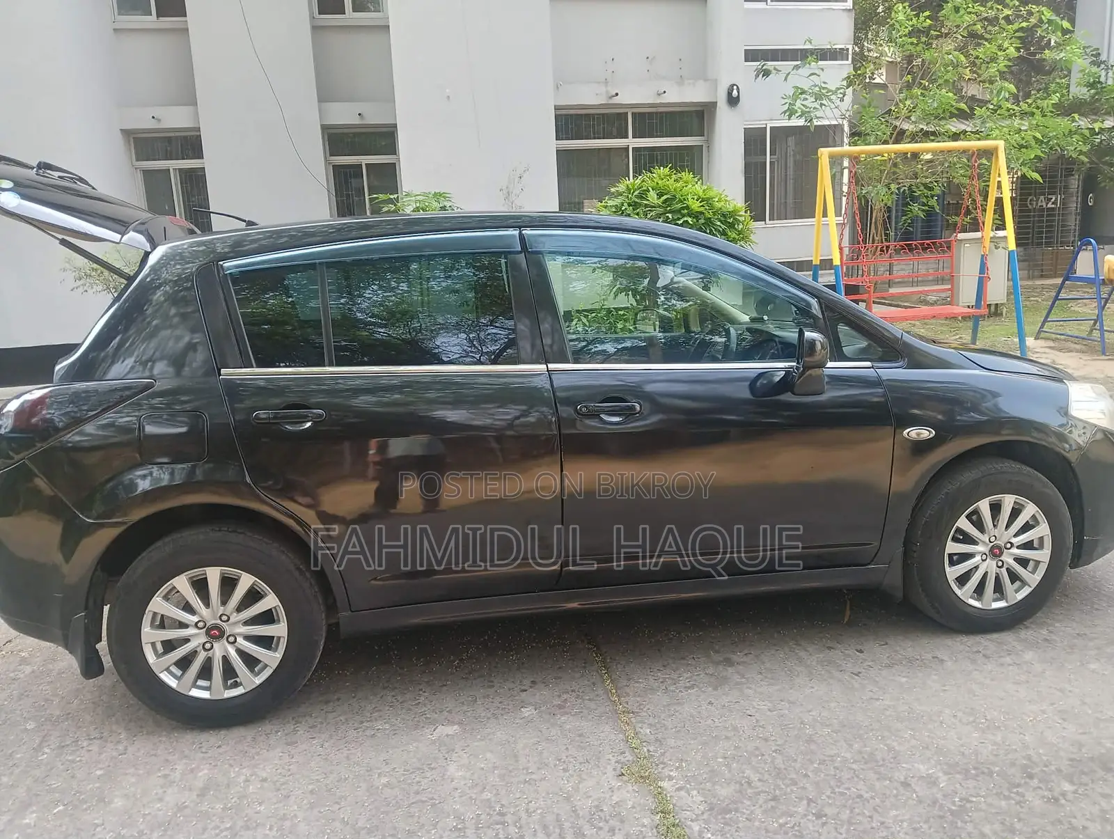 Nissan Tiida Hatchback 2011