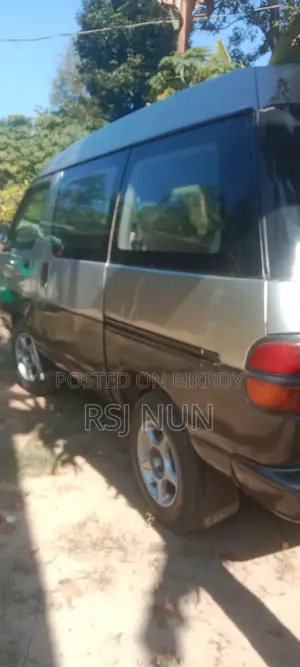 Toyota Noah . 2000