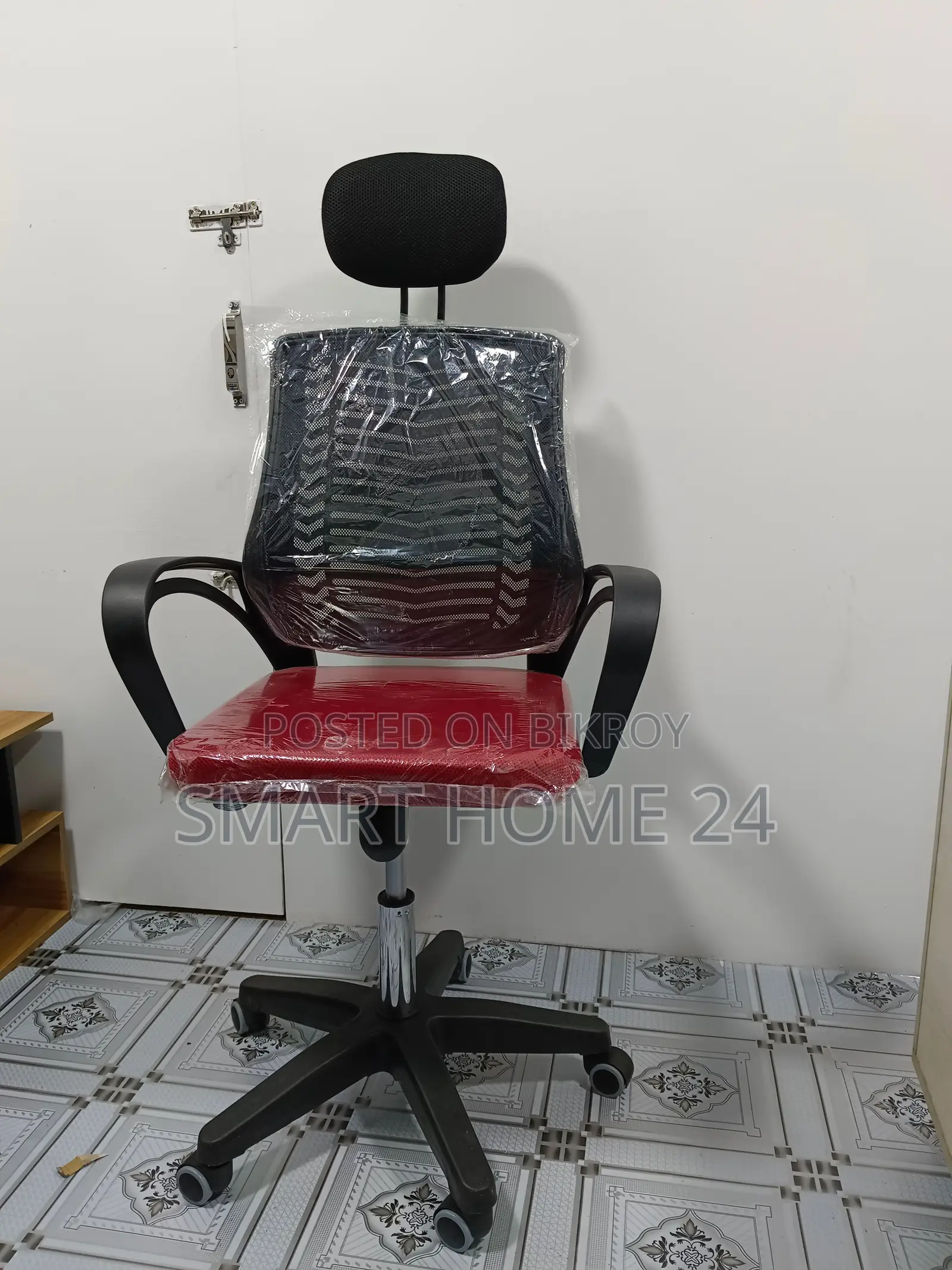 Office Chair with Red Cushion – Smart Design, Maximum Comfort, and Durable Quality