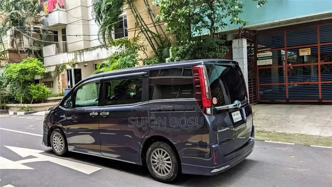 Toyota Esquire GI Hybrid 2015