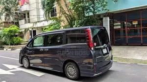 Toyota Esquire GI Hybrid 2015