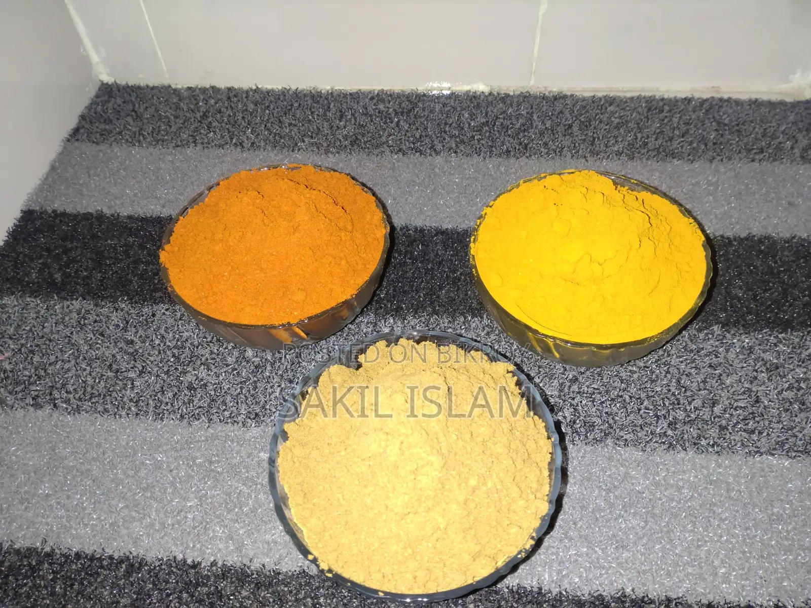 হলুদ, মরিচ,ধনা, জিরা এবং মসলার গুড়া নিজে ভাঙ্গানো হয়