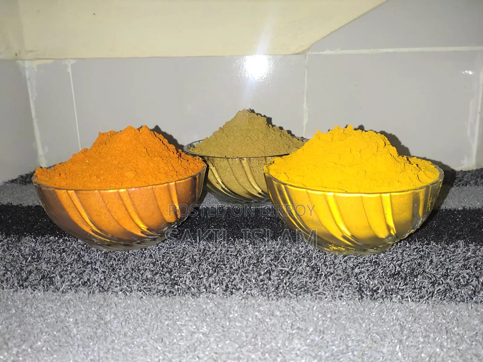হলুদ, মরিচ,ধনা, জিরা এবং মসলার গুড়া নিজে ভাঙ্গানো হয়