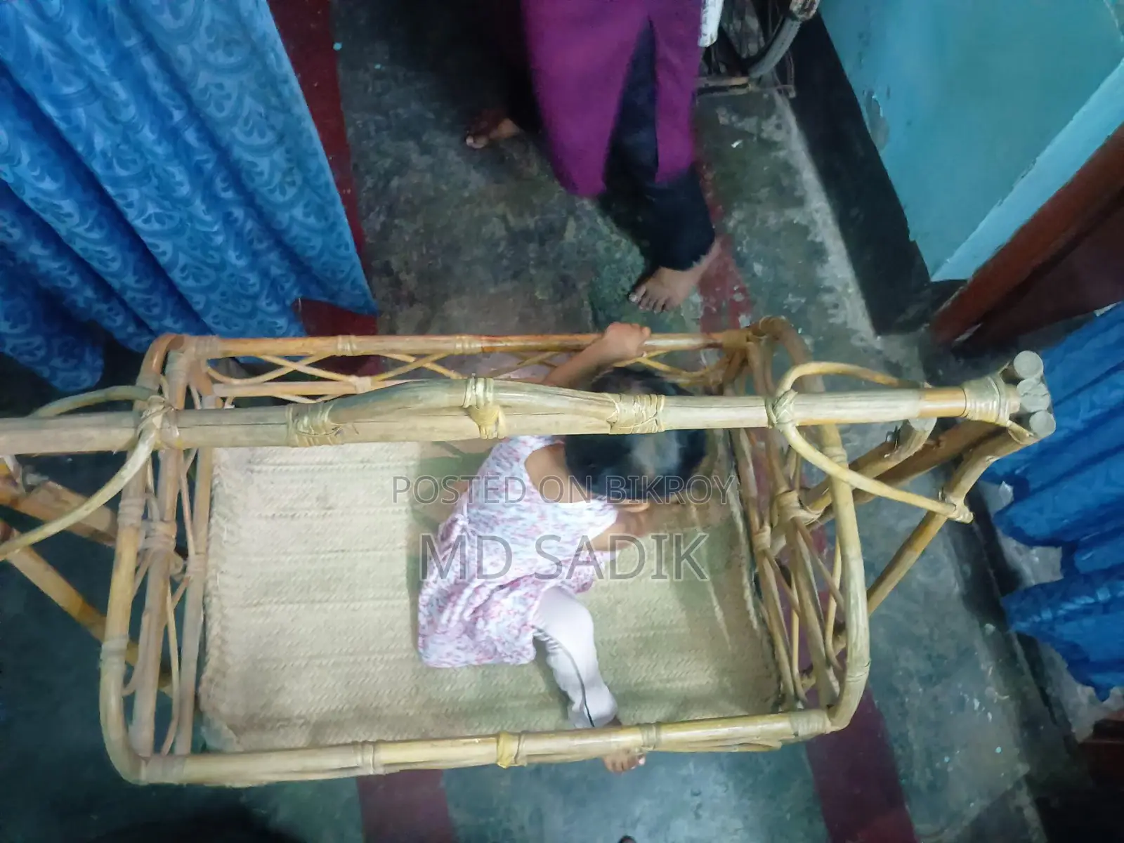 বেতের তৈরি দোলনা