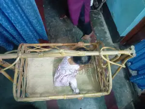 বেতের তৈরি দোলনা
