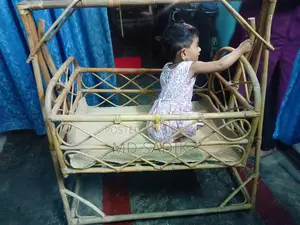 বেতের তৈরি দোলনা