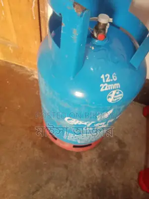 একটি সিলিন্ডার গ্যাসের ডিব্বা আর একটা চুলা