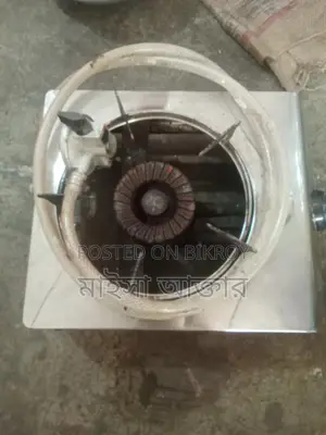 একটি সিলিন্ডার গ্যাসের ডিব্বা আর একটা চুলা