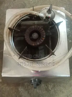একটি সিলিন্ডার গ্যাসের ডিব্বা আর একটা চুলা