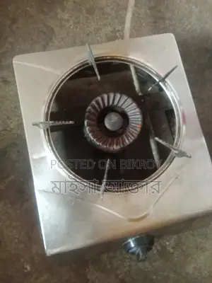 একটি সিলিন্ডার গ্যাসের ডিব্বা আর একটা চুলা