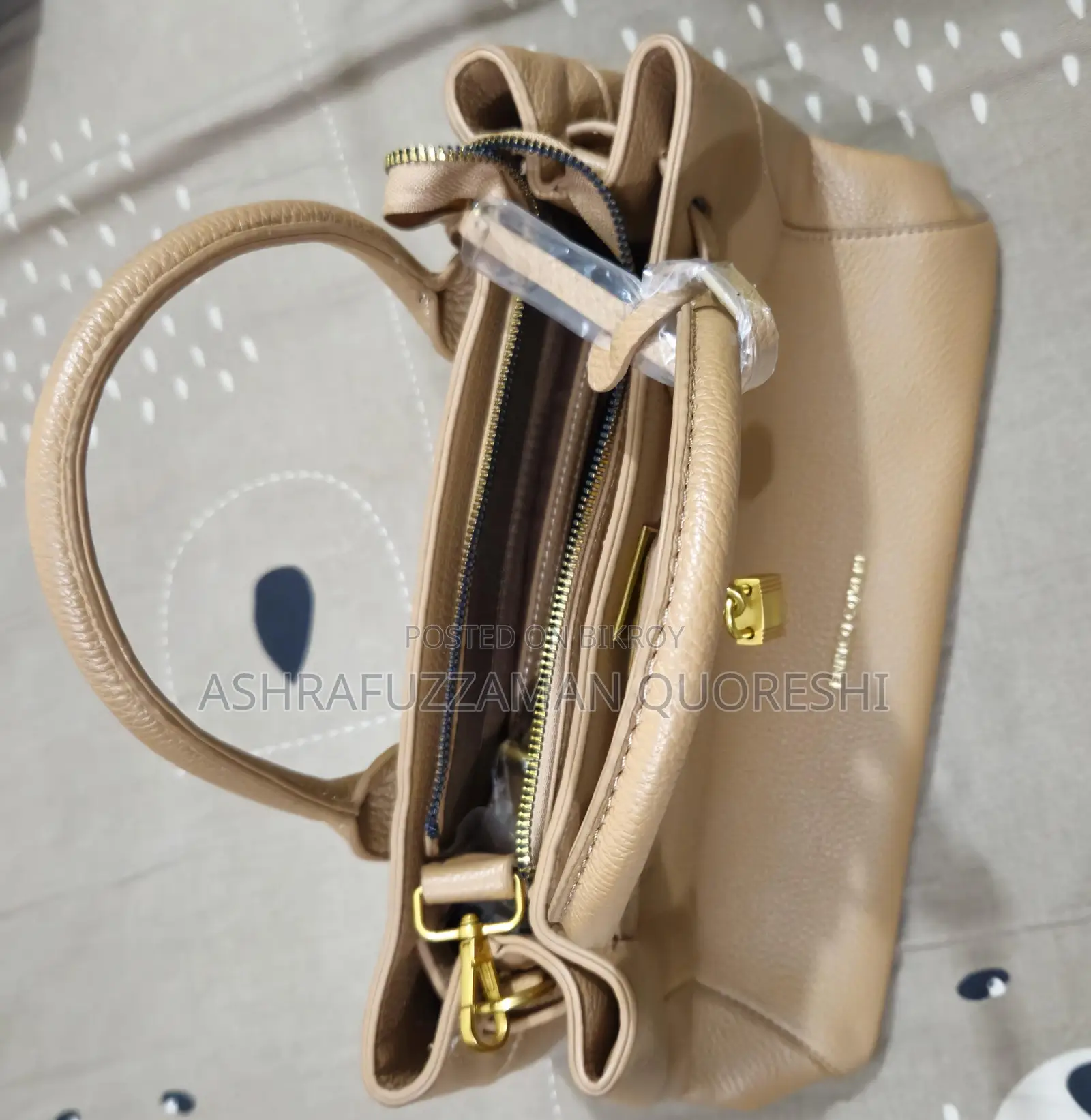 Woman's Shoulder/Hand Bag