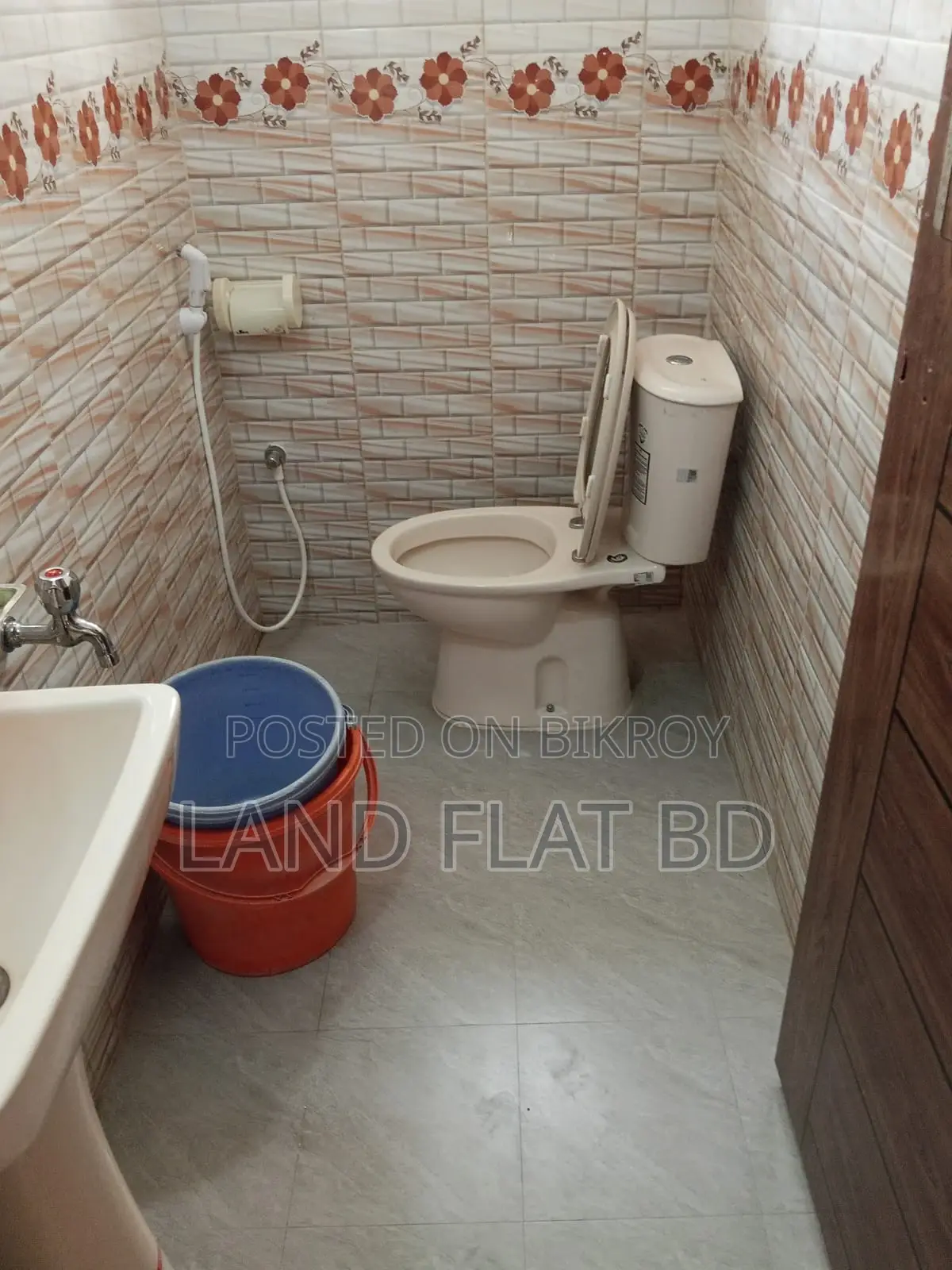 READY FLAT SALE 7TH FLOOR @ 1050 SFT 6 MONTH USED.