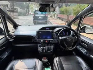 Toyota Voxy 2017