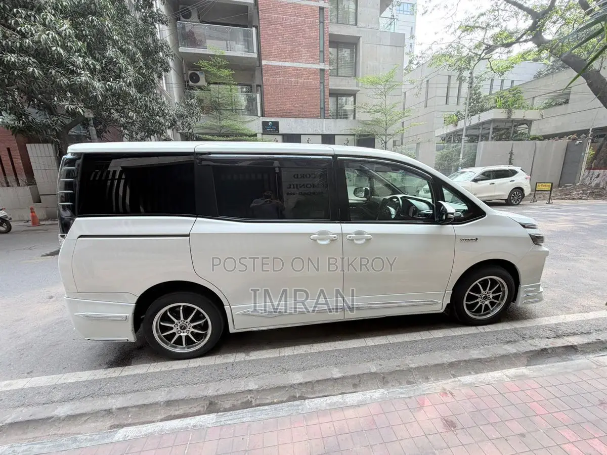 Toyota Voxy 2017