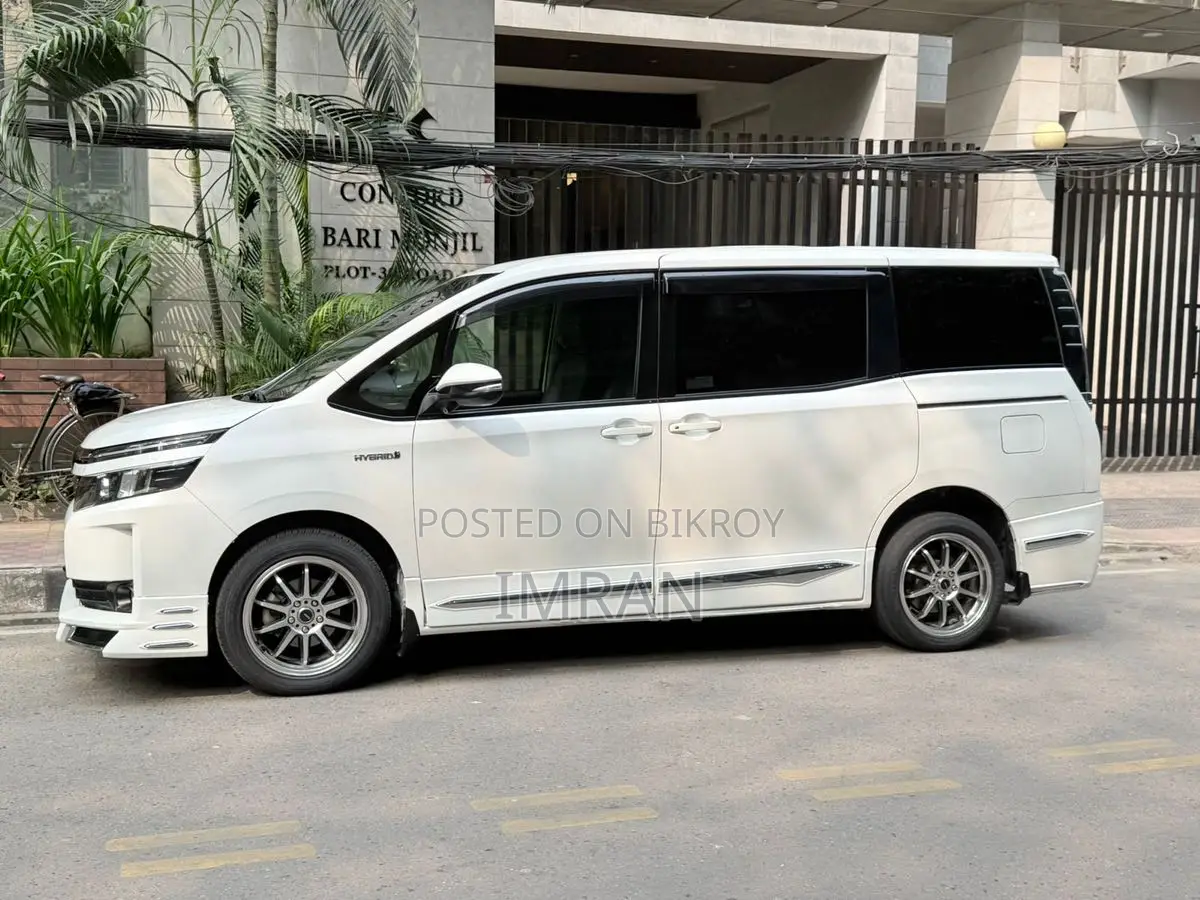 Toyota Voxy 2017