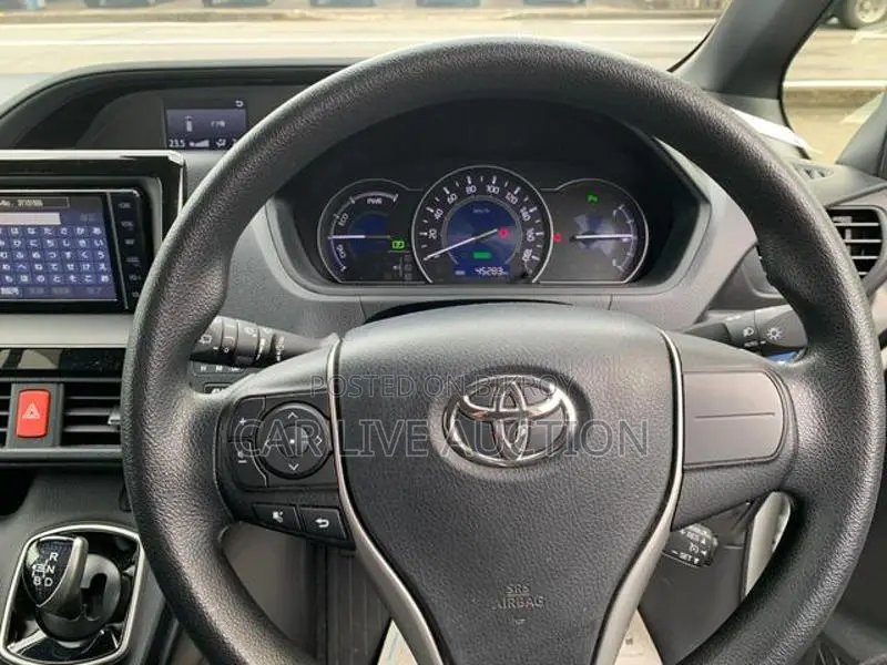 Toyota Noah Hybrid X package 2021