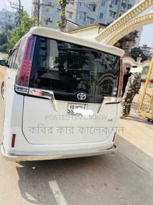 Toyota Esquire Gi premium 2018