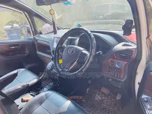 Toyota Esquire Gi premium 2018
