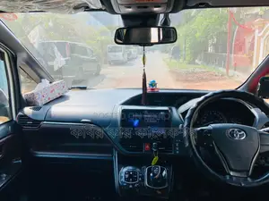 Toyota Esquire Gi premium 2018