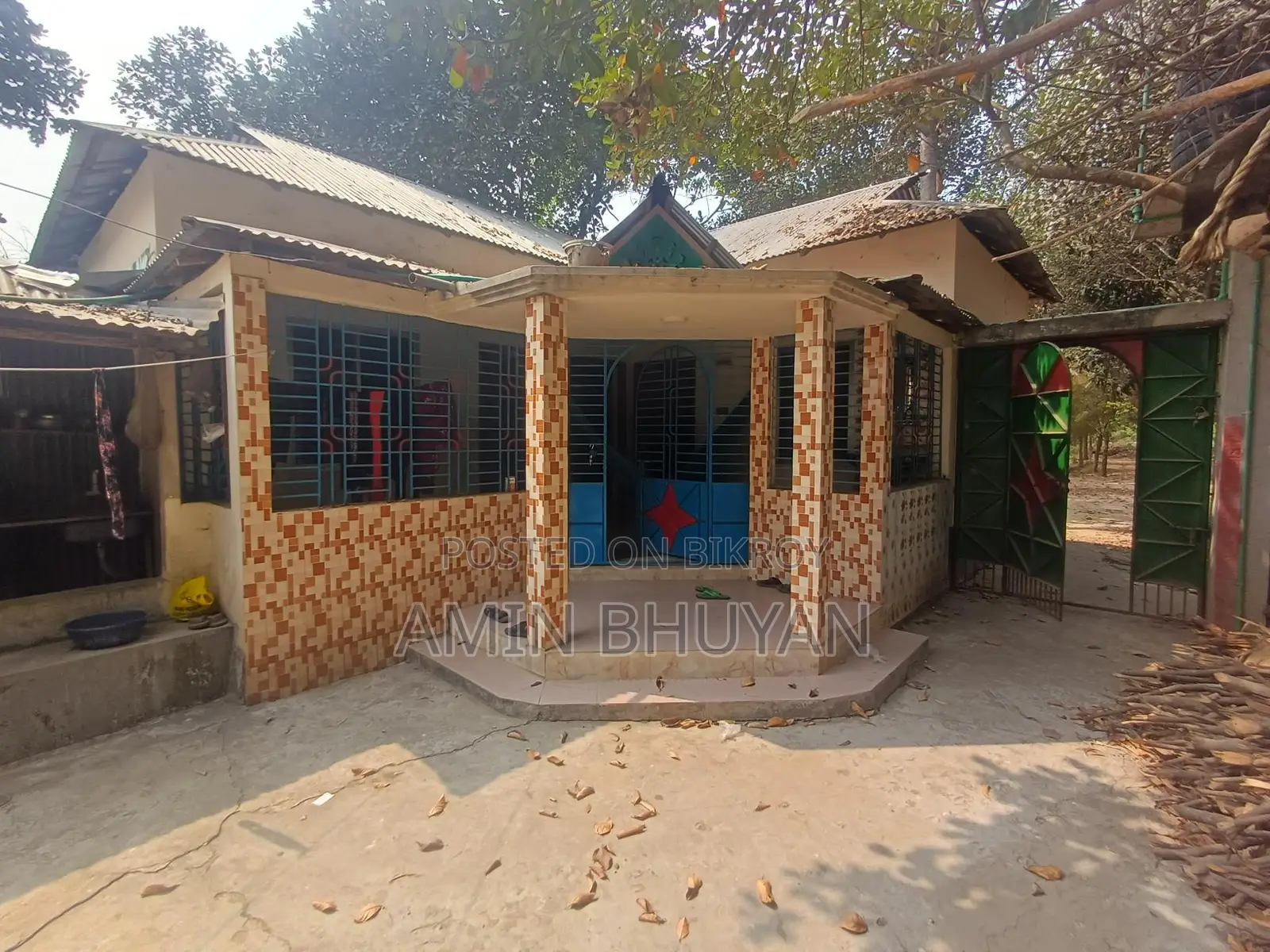 Beautiful house with 3 rooms, 2 bathrooms, cow shed, and a tin-shed