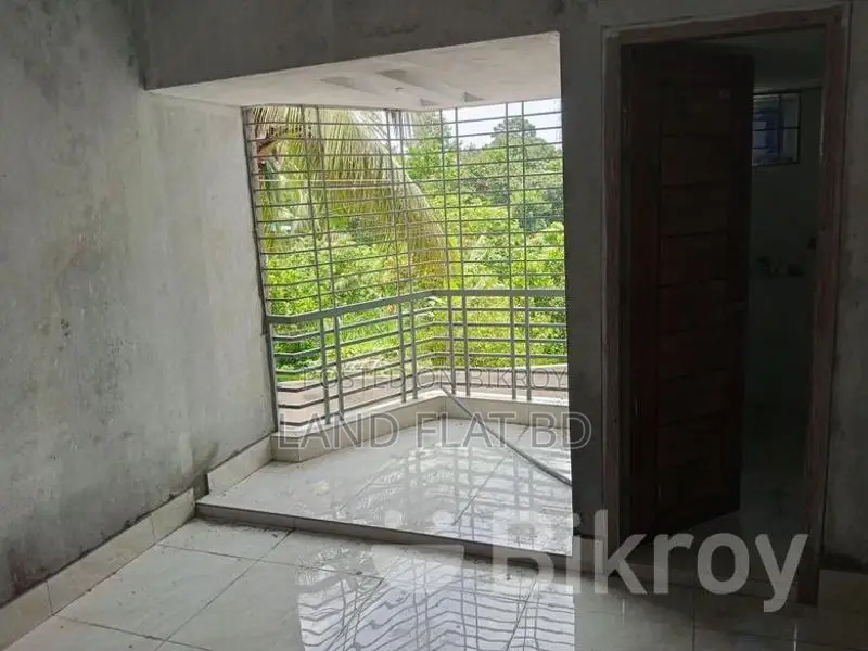 South-facing ready flat with parking on Bosila Tower Road, 1500 sq ft