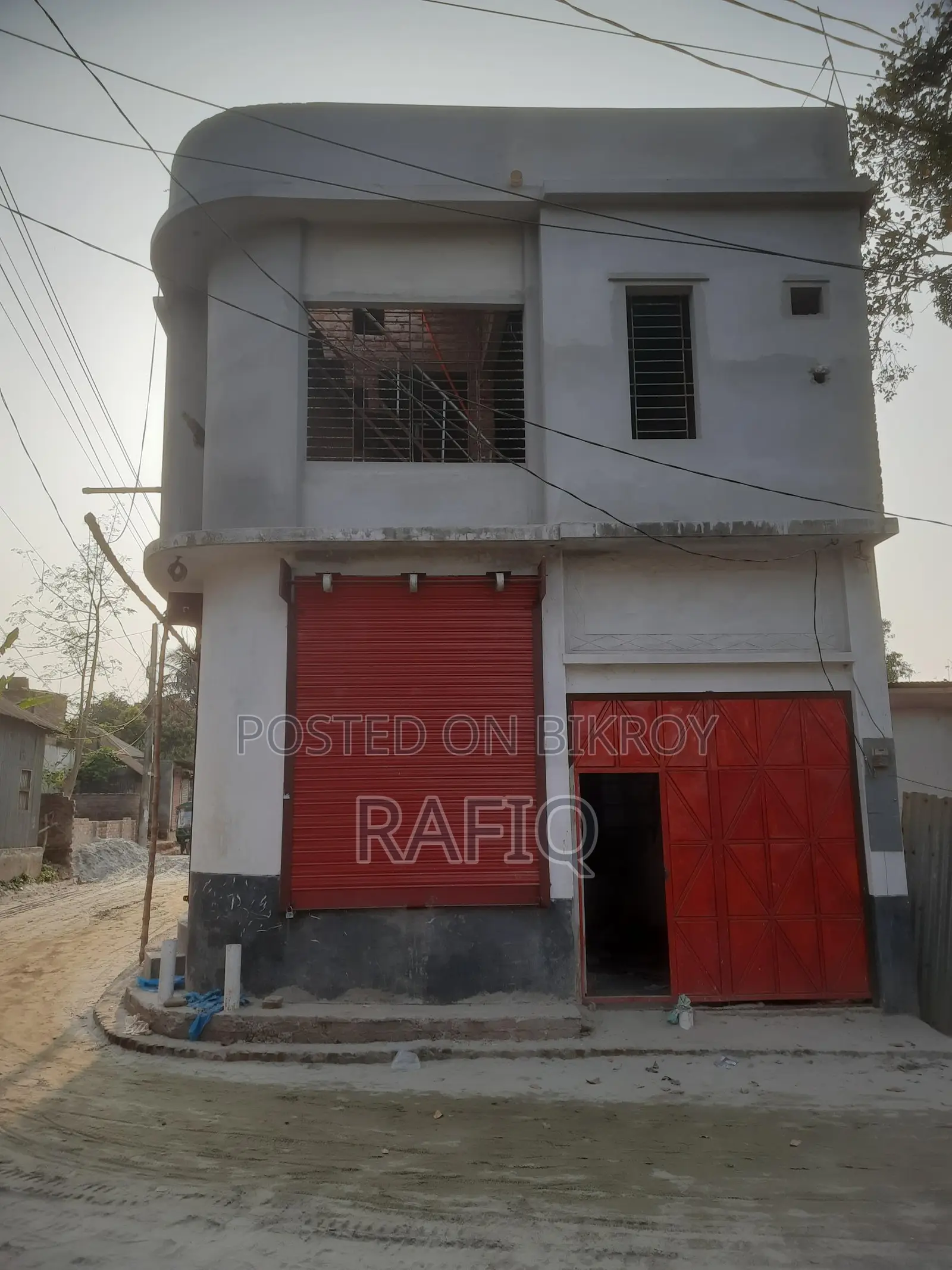 Urgent sale of a new two-story building with shop and garage.