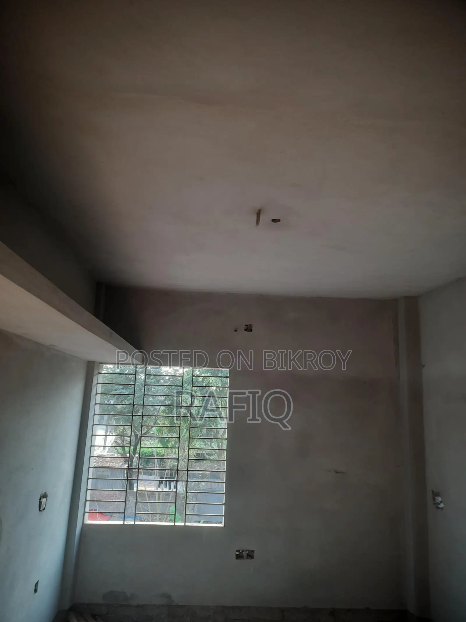 Urgent sale of a new two-story building with shop and garage.